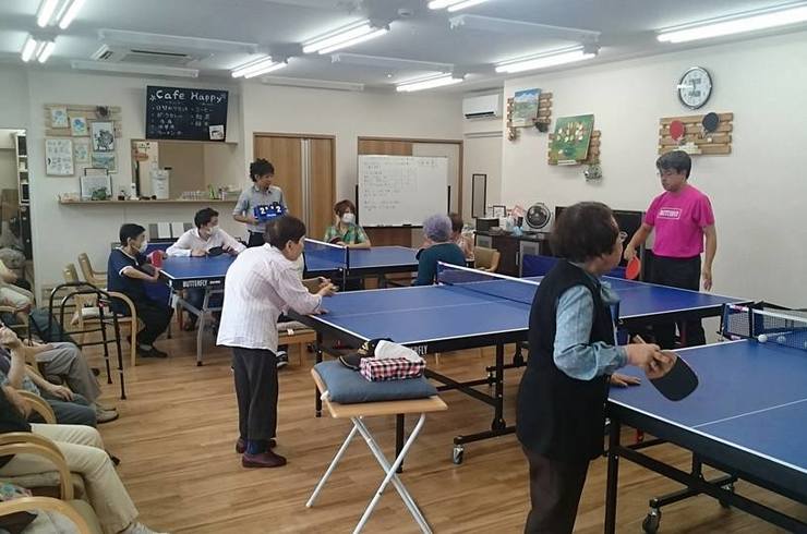 車椅子押してる